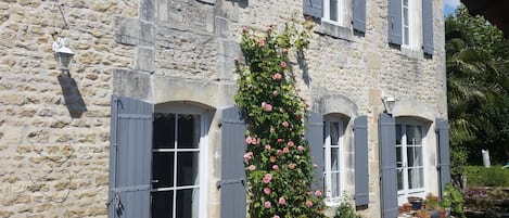 Façade coté sud vue depuis la cuisine d'été 