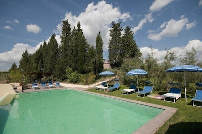 San Gimignano villa with pool, 5 rooms en suite, A/C, wi-fi, panoramic view