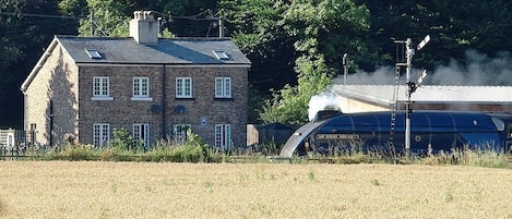 Sir Nigel Gresley passes Railway Cottage