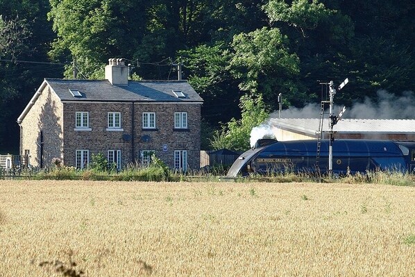 Sir Nigel Gresley passes Railway Cottage