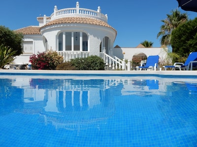 Villa mit privatem Pool und schönen ruhigen Gärten. Vollständig lizenziert.
