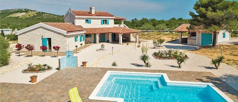 Villa, swimming pool and garden