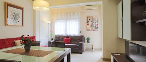 Spacious living room with balcony on the four-room apartment in the Sant Antoni neighborhood, Barcelona