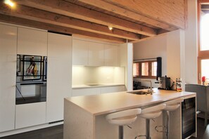 Kitchen, bar, wine fridge
