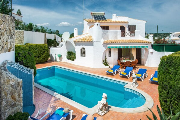 Swimming pool - Can be heated with an extra charge per week