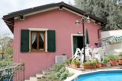Quiet south facing detached house on edge of village, with pool, close to Genoa