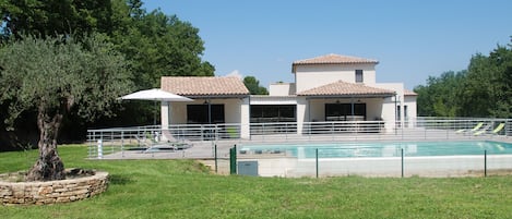 Villa contemporaine, piscine 7 X 11 à débordement, grand terrain 