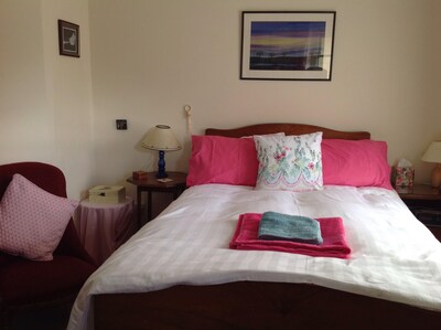 2 Bedroom Top Floor Flat Within 40 mins  of Edinburgh, Good Transport Links