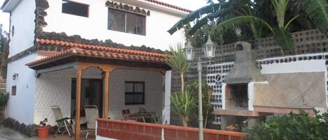 CASA SITUADA EN UNA FINCA PRIVADA , CON VISTAS AL MAR Y A LA MONTAÑA.
