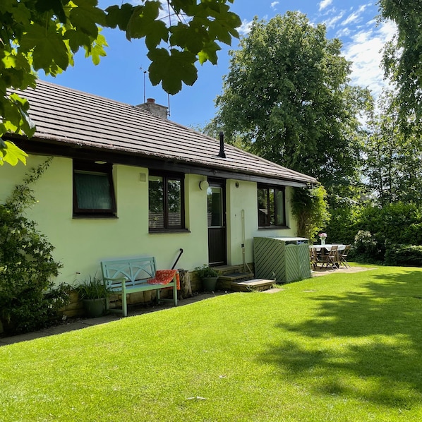 Beautiful coastal cottage with garden, tree house, parking and bike shed. 