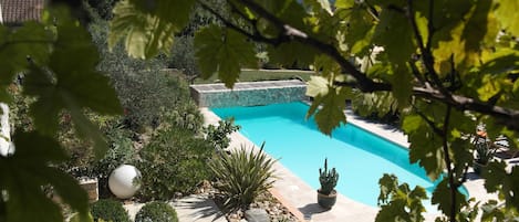 La piscine chauffée dans son environnement bucolique