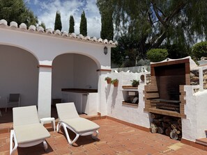 Poolside Outdoor Kitchen