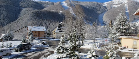 Vue de la terrasse de l'appartement sur les pistes