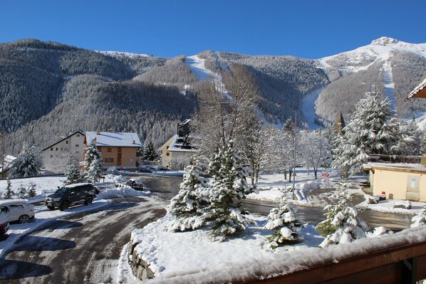 Vue de la terrasse de l'appartement sur les pistes