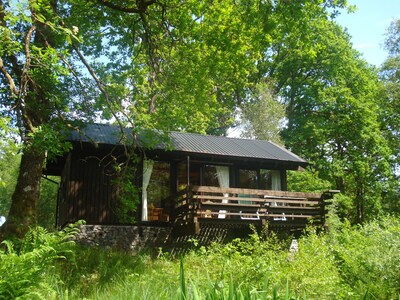 Strae es una cabaña de troncos encantadora, en lo profundo del bosque, junto a una quemadura de balbuceo.