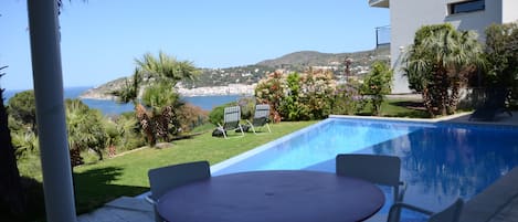 Table de jardin avec vue 