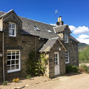Tastefully upgraded traditional cottages, stunning location, walk to Aberfeldy