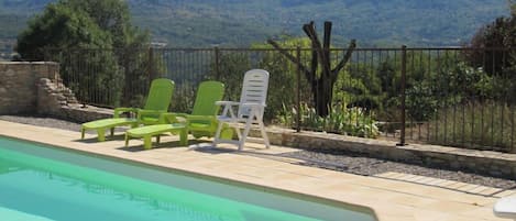 Piscine et vue sur le Luberon