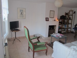 Salon, salle à manger, avec TV et DVD, livres, jeux de société