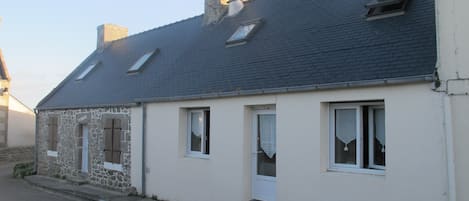 Maison dans le bourg, à moins de cinq minutes des commerces (boulangerie 2mn)