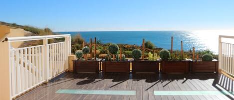 Terraza-solarium de la casa con vistas al mar.