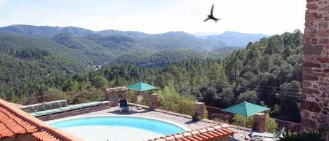 Le Mas Perché. La piscine creusée dans le rocher domine la vallée d'Anduze