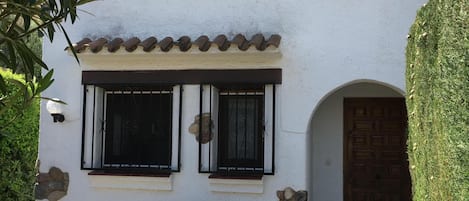 The front terrace (perfect for an outside lunch)