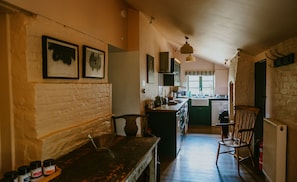 Apple Cottage, Wimborne: The kitchen and dining area, located on the ground floor