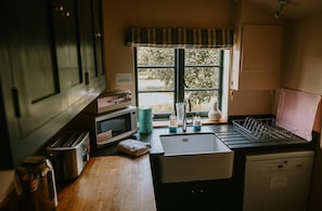 Apple Cottage, Wimborne: The well-equipped kitchen area