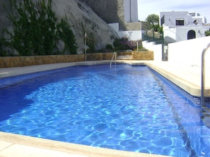 piscina al lado - pool beside apartment