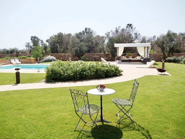 Garden, overlooking the pool and its sitting area/sunbathing area