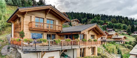 Chalet la Couronne - Jacuzzi - Views - Ski-In-Ski-Out - 1