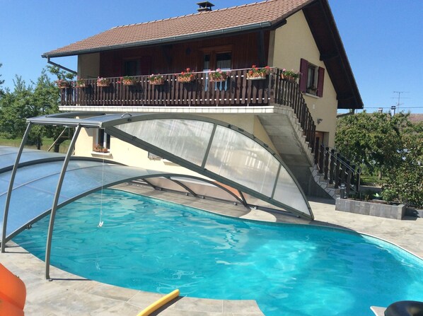 La piscine et son dôme devant le gîte 