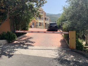 Private resort driveway barrier