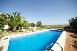 Piscina con vistas valle del Barbate