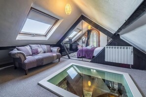 The Old Smithy, Holme-next-the-Sea: The glass panel in the master bedroom provides a great focal point