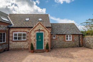 Gallery Cottage, Wighton: A super, bright brick and flint cottage in a quiet location