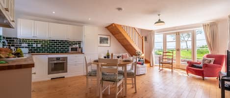 Gallery Cottage, Wighton: Open plan living environment