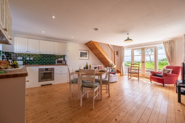 Gallery Cottage, Wighton: Open plan living environment