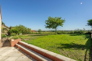 Gallery Cottage, Wighton: Rear garden with countryside views