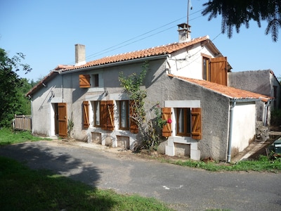 Cabaña aislada con piscina y jardín al borde de un pueblo en la Francia rural