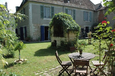 Hermosa casa de vacaciones para 4 a 5 personas en un pequeño pueblo en el río.