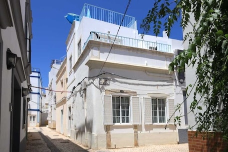 Casa De Esquinha from the cobbled street