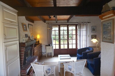 Cottage between the lighthouse of Cap Gris Nez and the beach. 