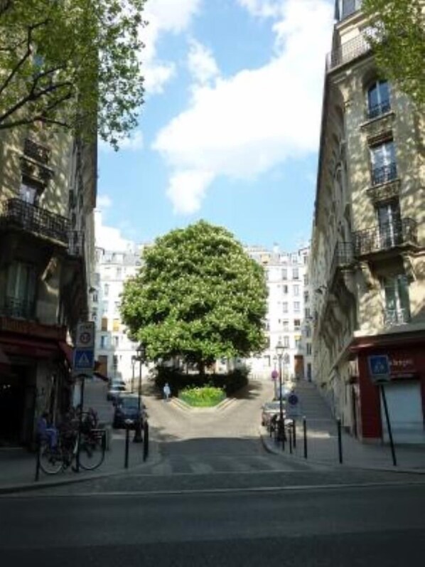 Le bas du square avec la boulangerie à droite