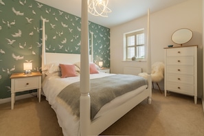 Lavandula, Burnham Market: Bedroom two with king-size four poster bed