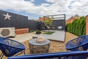 Lavandula, Burnham Market: Patio area with seating to the rear of the house