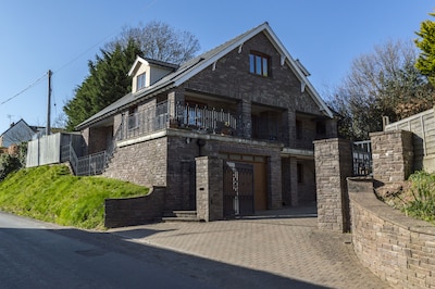 Spacious 5 bed property with hot tub/sauna situated in picturesque Grosmont