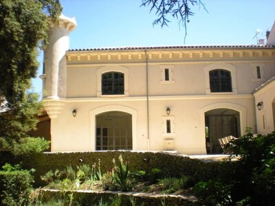 Provençal Ardèche, old stables renovated in a closed park with swimming pool