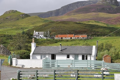 A Cosy Detached Pet Friendly  Cottage Near The Quiraing And Beach